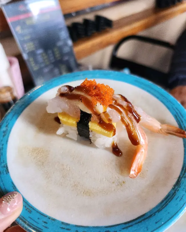 새우와 날치알이 올라간 초밥