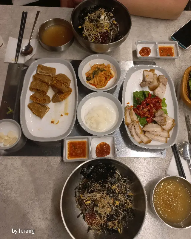 테이블 가득 차려진 메밀막국수와 보쌈 세트