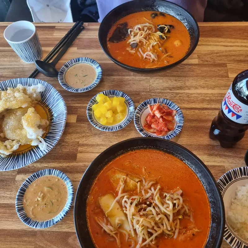 마라탕과 꿔바로우가 함께 차려진 식탁