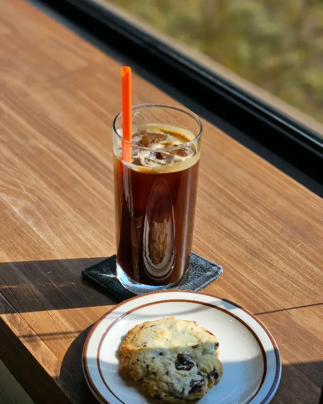 아이스 아메리카노와 스콘