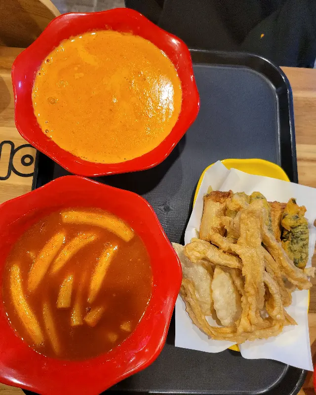 떡볶이와 튀김의 환상적인 조합