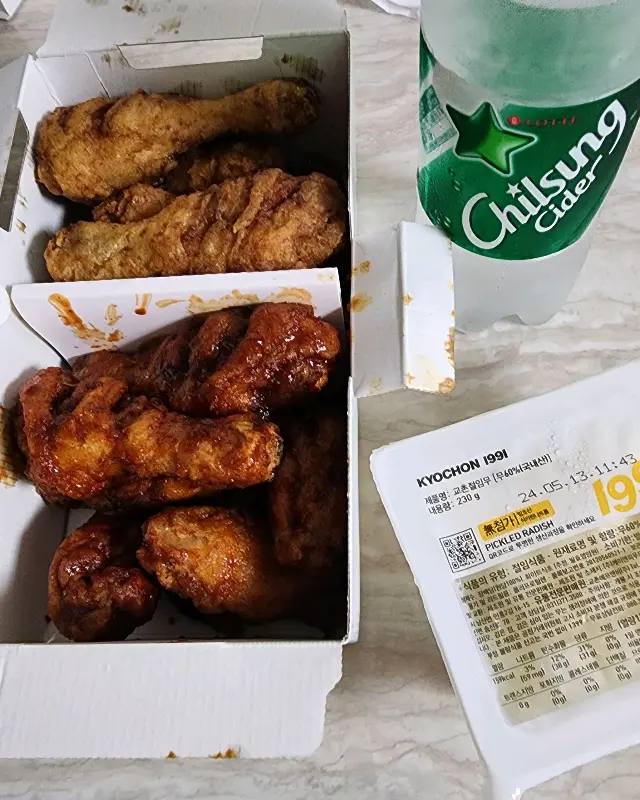 허니콤보와 콜라, 그리고 치킨무의 완벽한 조합