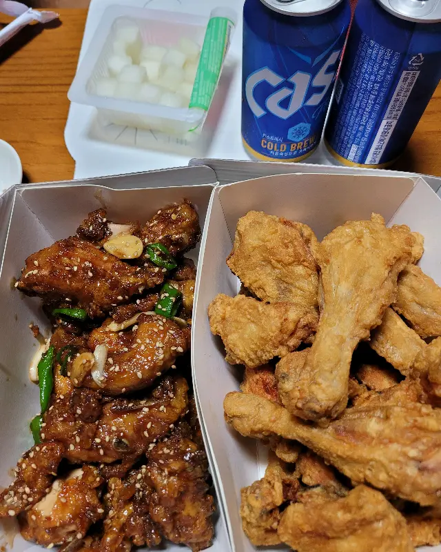 슈프림치킨과 후라이드 치킨