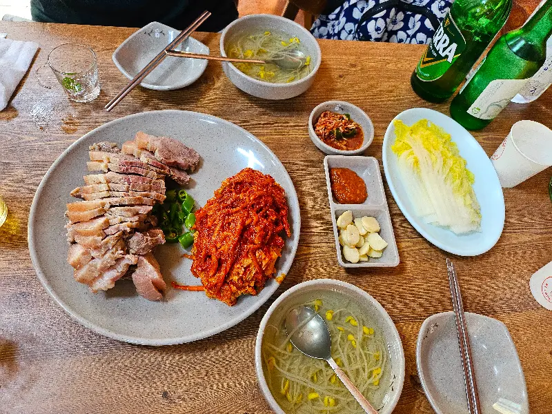 배추쌈에 보쌈과 김치를 올려 한 입에