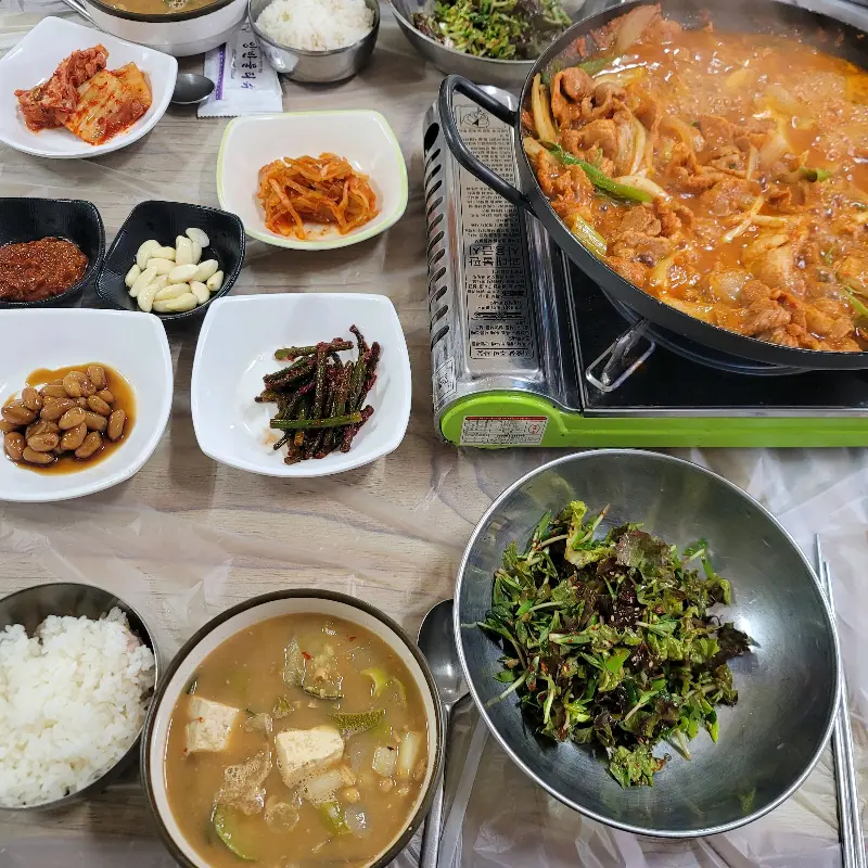 푸짐한 돼지주물럭 한 상