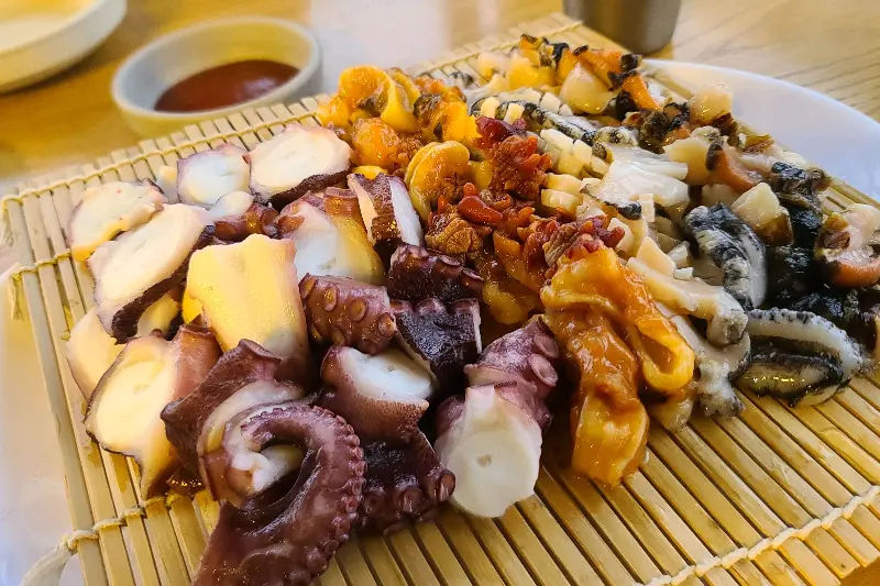 해산물과 함께 술 한 잔