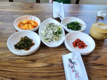 홍합의 과학, 성게의 마법: 삼포해변 숨은 보석, 고성 “맛집”의 재발견