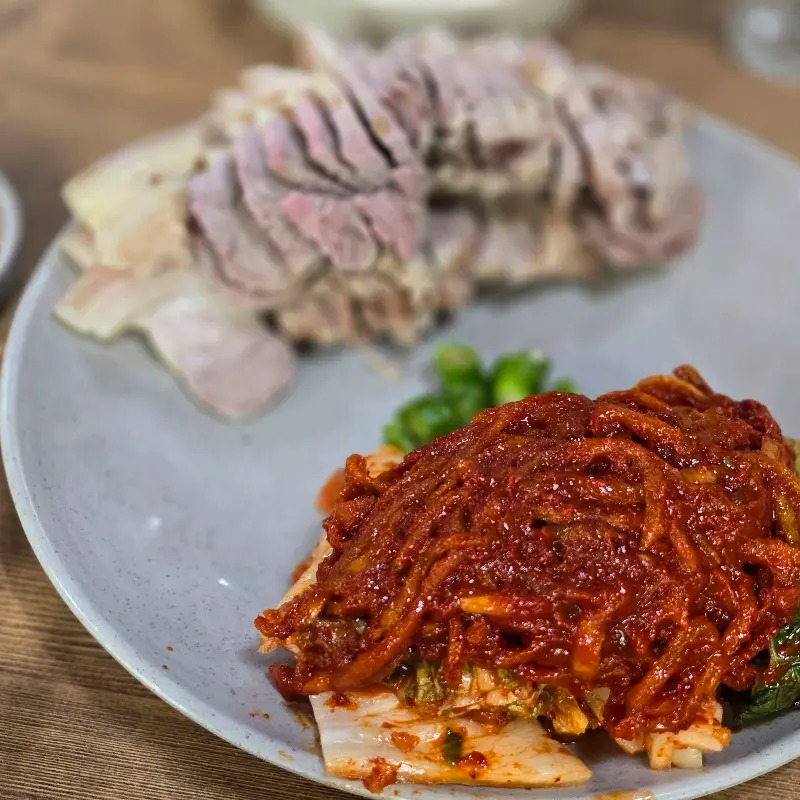 군침이 절로 도는 보쌈과 김치의 비주얼