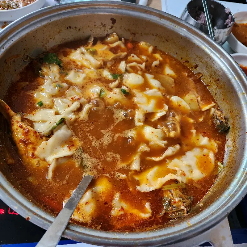 수제비 사리를 추가한 메기조림