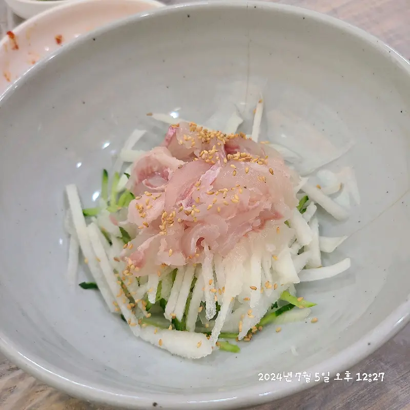 싱싱한 회가 듬뿍 담긴 물회