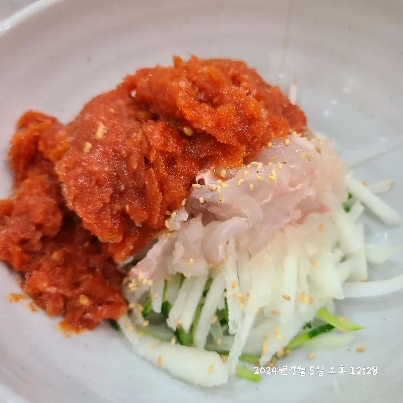 양념장이 더해진 물회