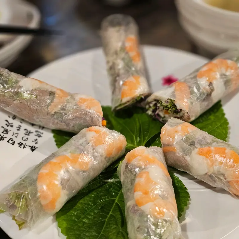 다양한 소스들이 놓여 있는 모습