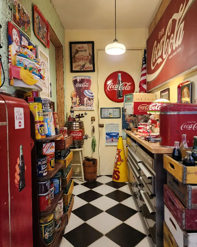 천장에 매달린 빈티지 소품