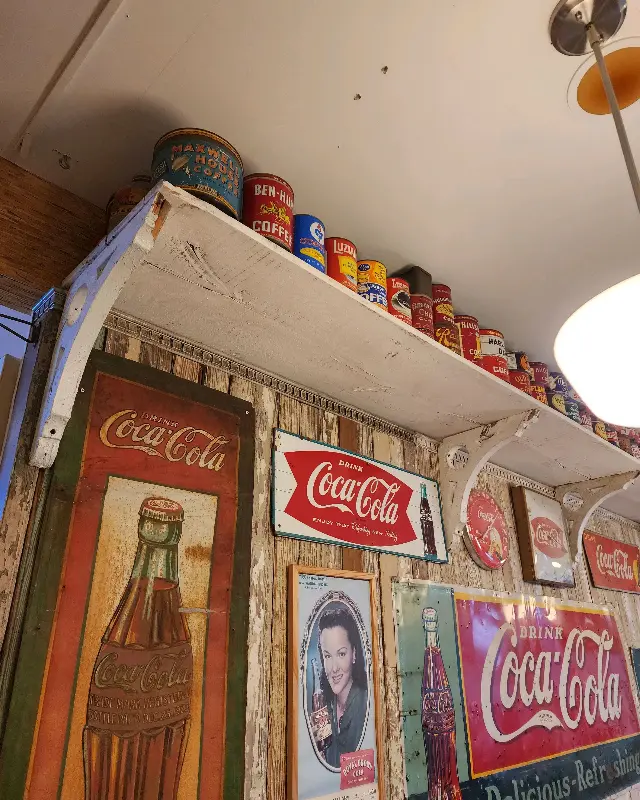 코카콜라 빈티지 소품들로 가득 찬 벽면