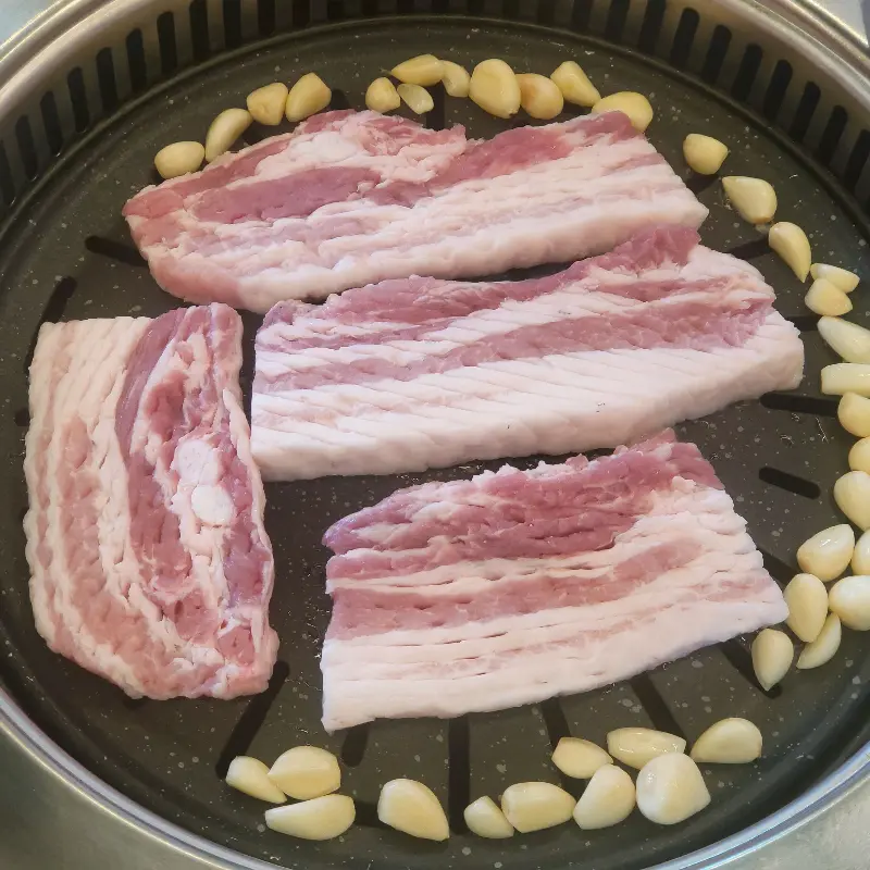 삼겹살과 마늘이 구워지는 모습