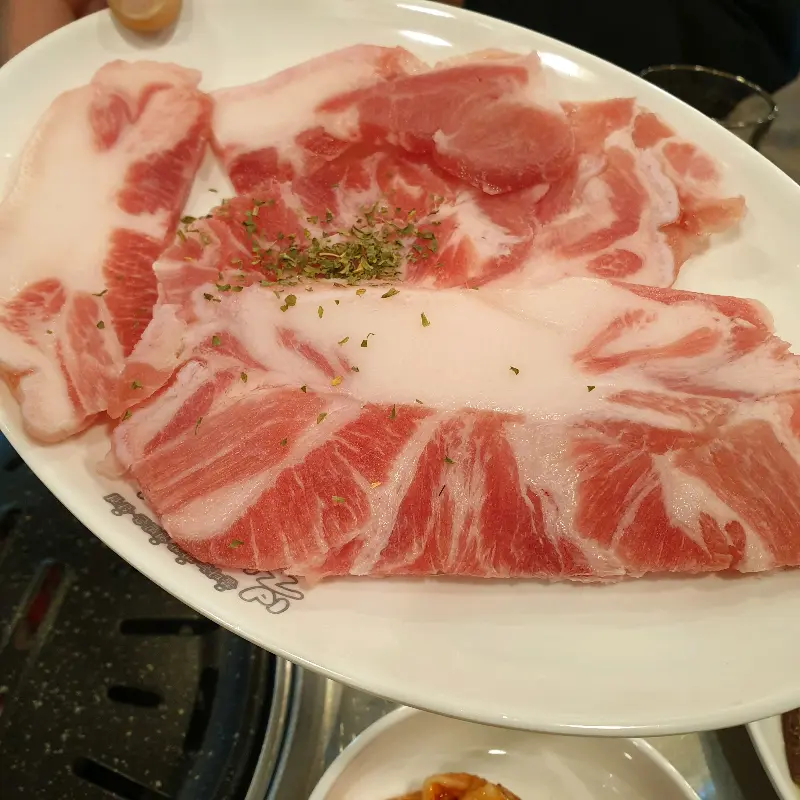 선명한 마블링이 돋보이는 생삼겹살