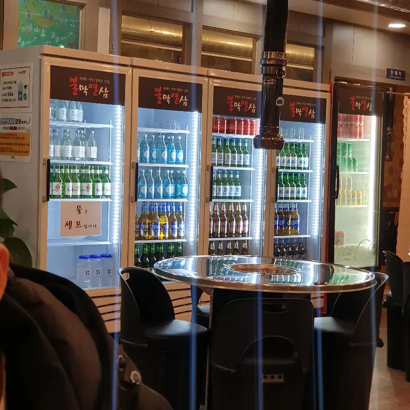 깔끔하게 정돈된 매장 내부