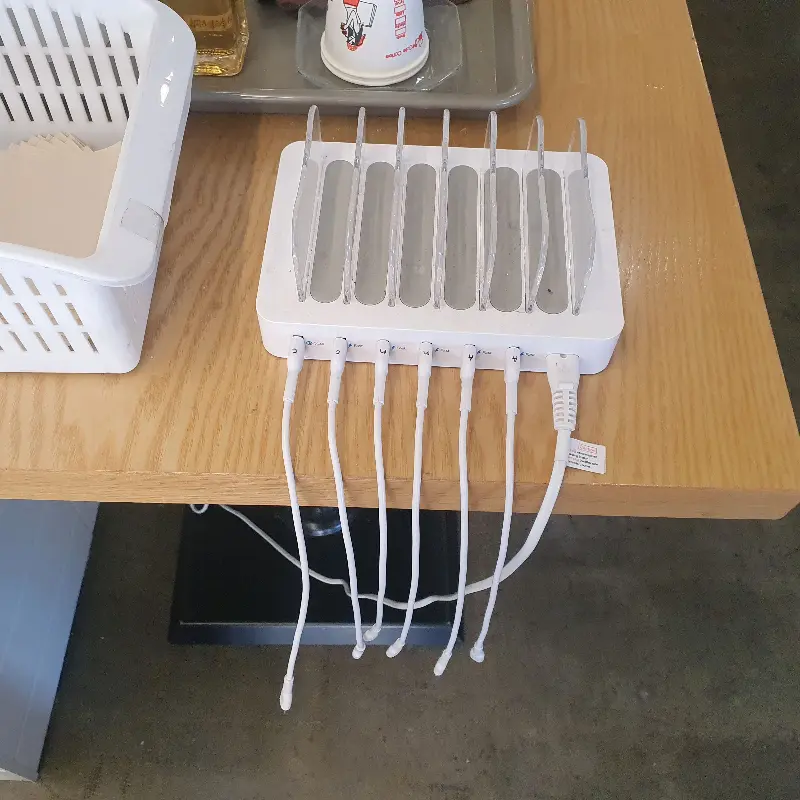 다양한 종류의 휴대폰 충전기