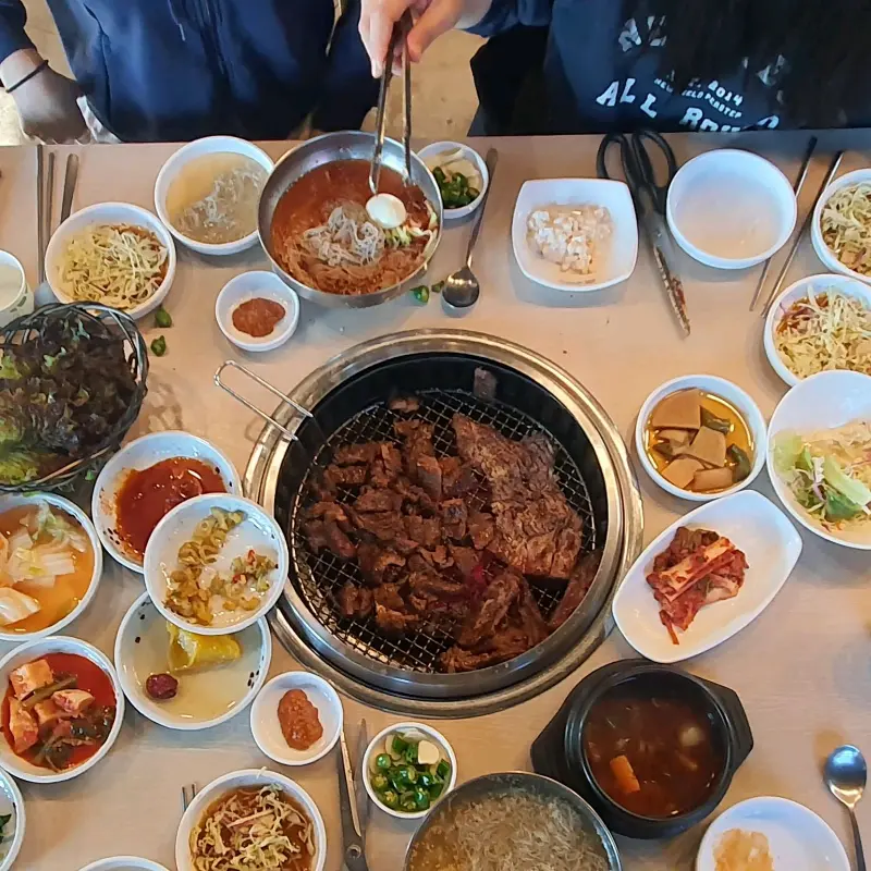 푸짐하게 차려진 갈비 한 상 차림