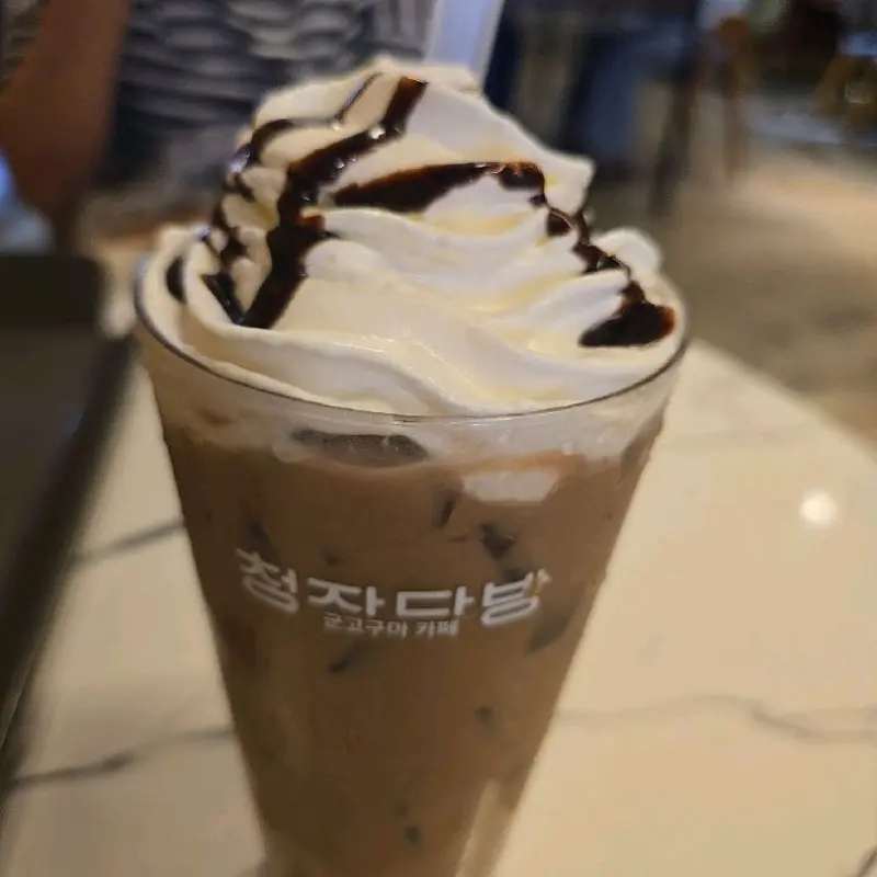 휘핑크림이 올려진 음료