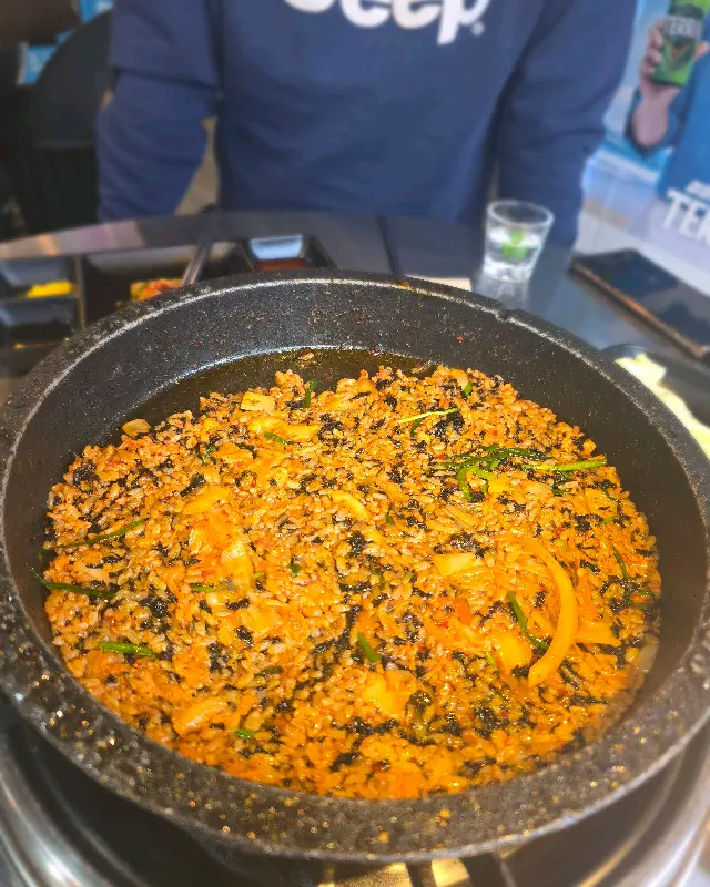 볶음밥이 완성된 후 불판의 모습