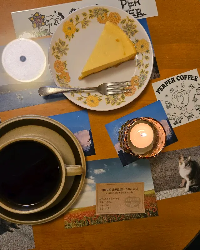 테이블 위에 놓인 음료와 디저트, 캔들