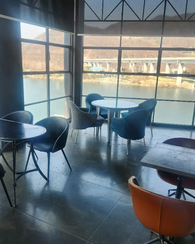통창으로 북한강이 보이는 카페 내부