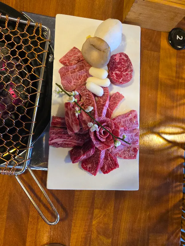 꽃처럼 아름다운 소고기 모듬