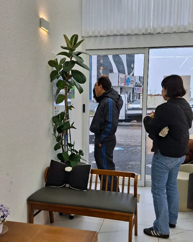 테이크아웃 잔에 담긴 음료