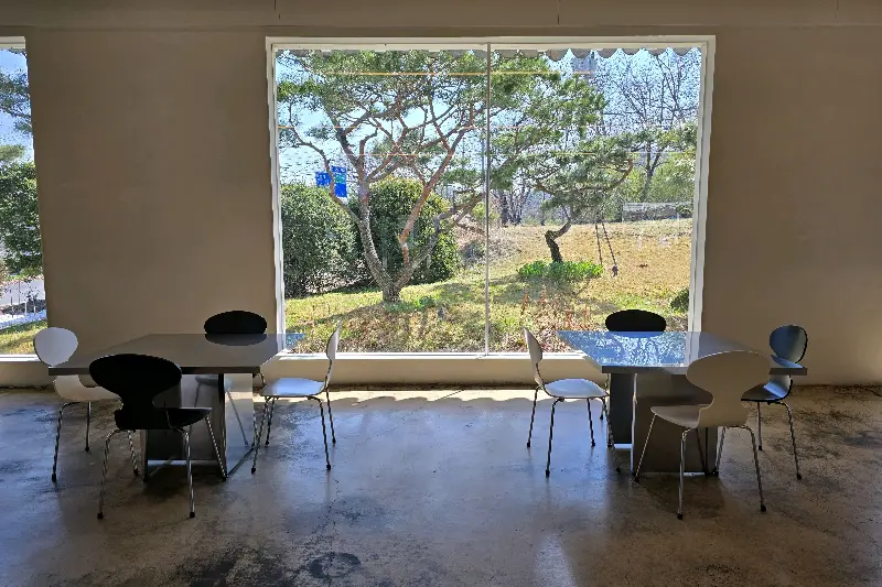 통유리창으로 보이는 카페 내부 풍경