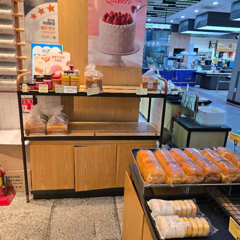 다양한 종류의 빵과 케이크가 진열된 모습