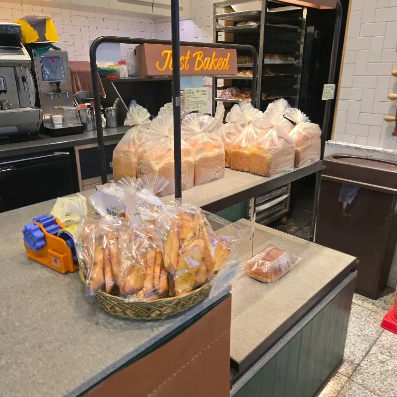 갓 구운 빵들이 진열된 모습