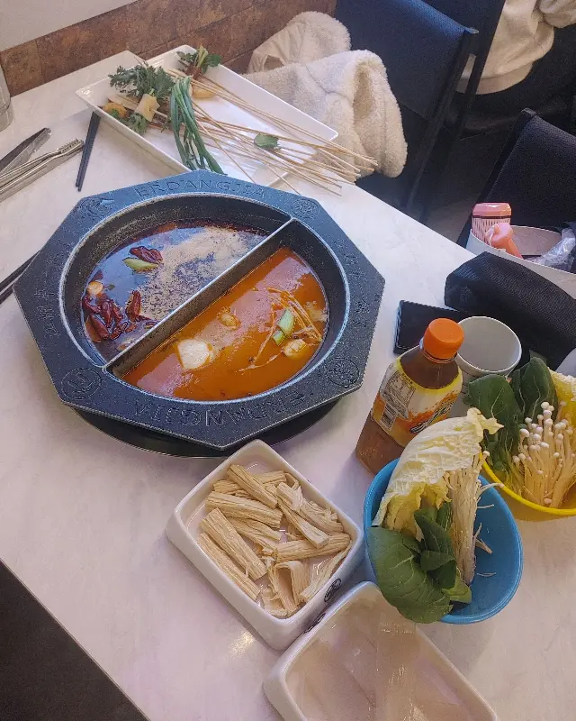 다양한 탕을 즐길 수 있는 훠궈 냄비