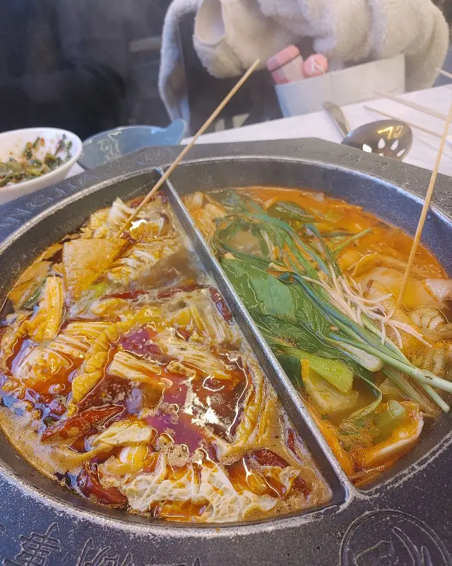 훠궈에 꼬치를 넣어 익히는 모습