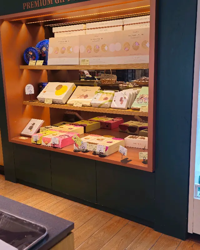 뚜레쥬르 상주낙양점 케이크 진열대