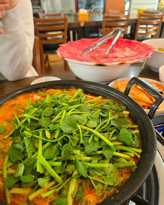 샤브샤브를 즐기는 모습