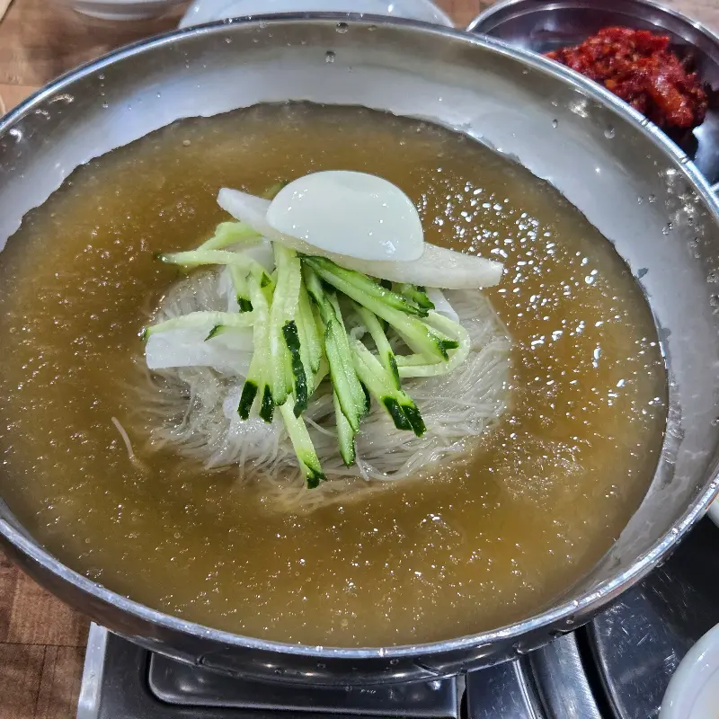 놋그릇에 담겨 나온 물냉면