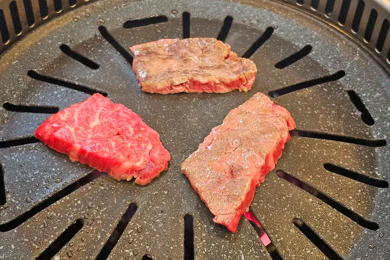 숯불 위에서 익어가는 한우