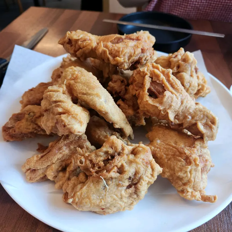 푸짐하게 차려진 메밀치킨 한 상