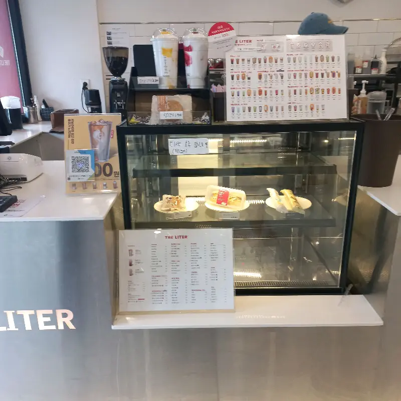 다양한 메뉴가 준비된 쇼케이스