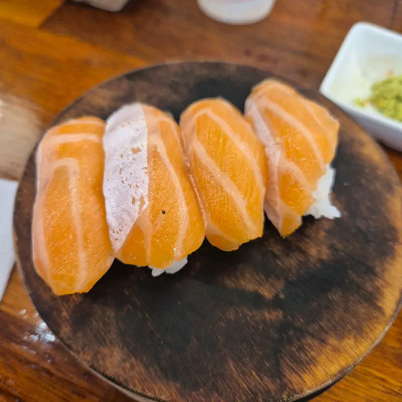 윤기가 흐르는 연어 초밥