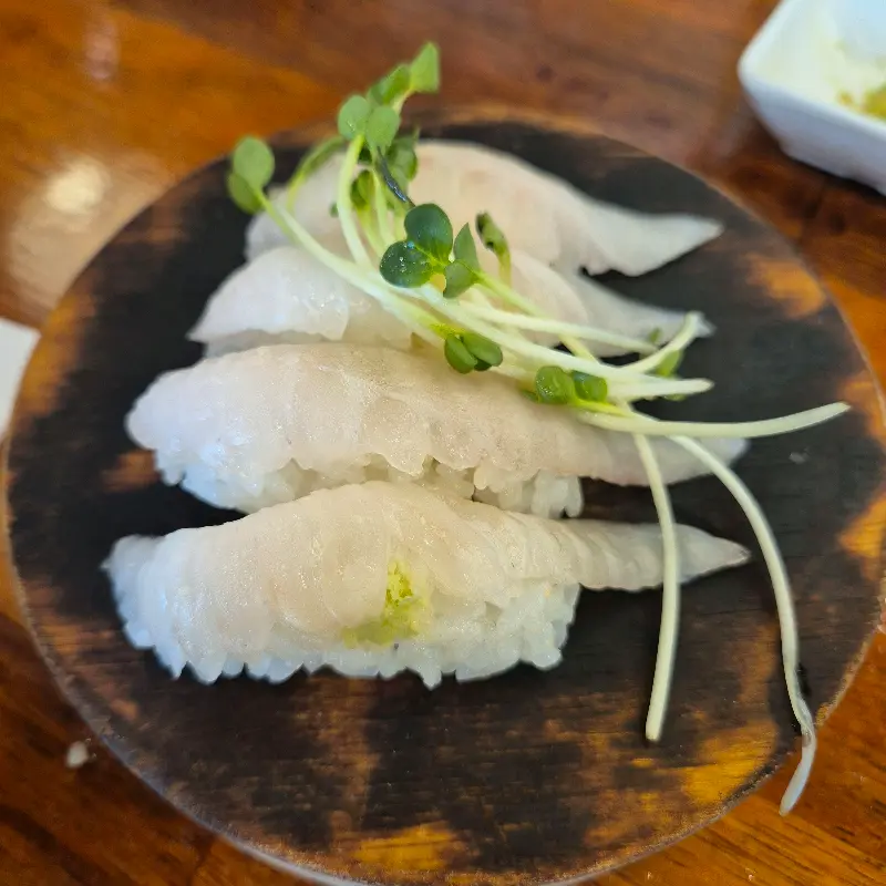 싱싱한 흰살 생선 초밥