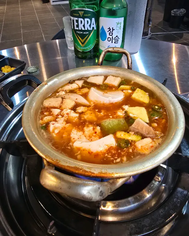 테이블 위에 놓인 곱창 전골과 술병