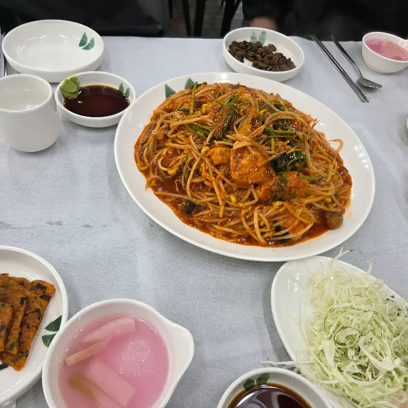 깔끔하게 차려진 테이블과 아구찜 한 상 차림