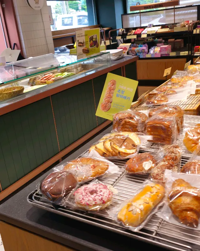 뚜레쥬르 상주낙양점 빵 진열대