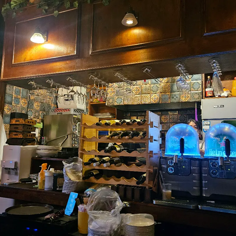 다양한 와인잔이 걸려있는 바