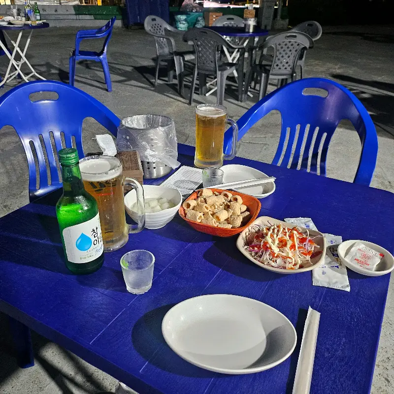 푸른 테이블과 의자가 놓인 야외 테이블 전경