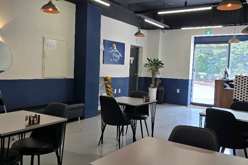 넓고 쾌적한 매장 내부