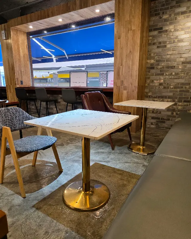 카페 내부 테이블