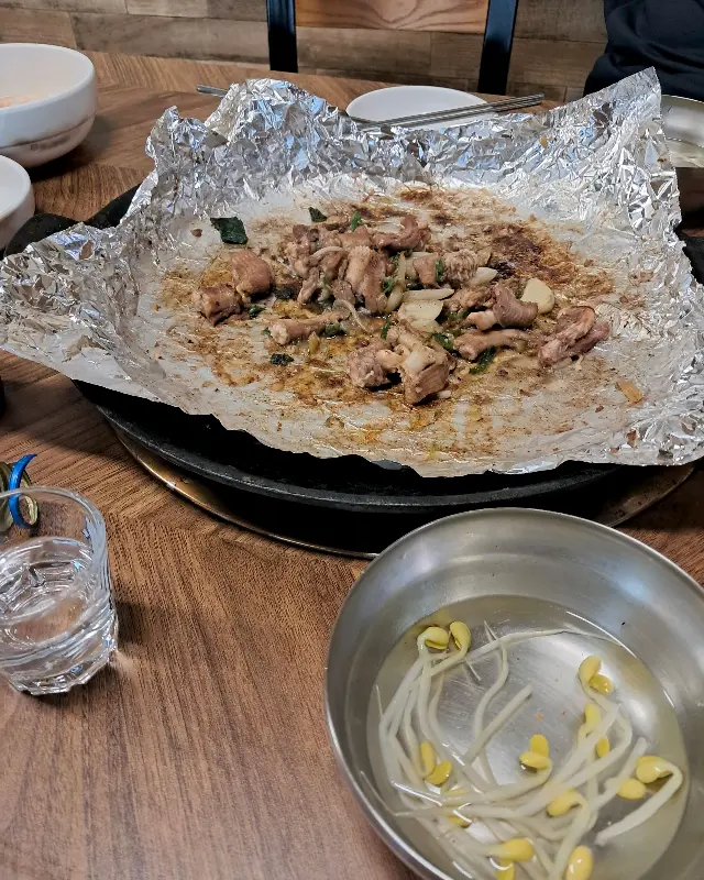 테이블 위에서 맛있게 익어가는 꼼장어